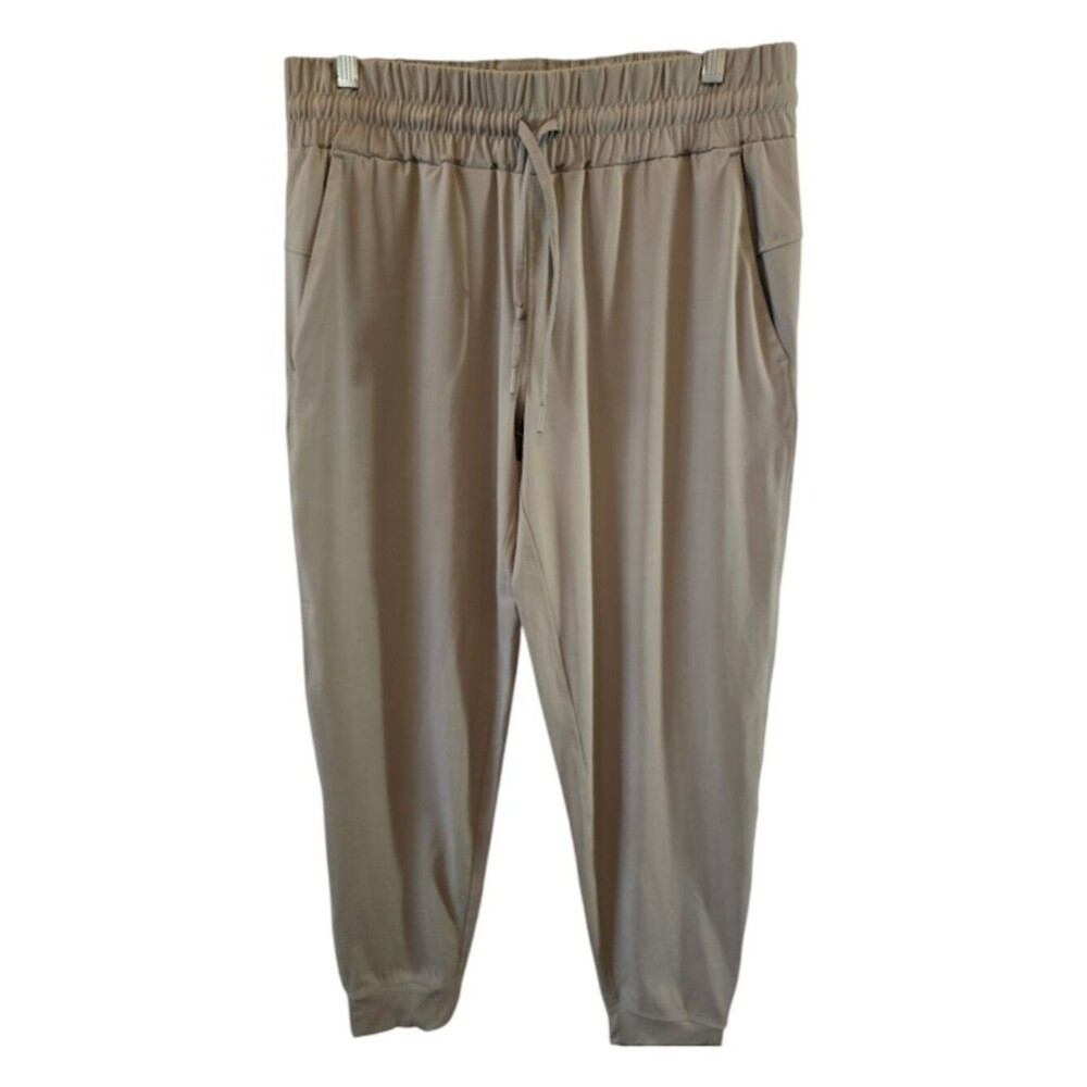 MEMBERS MARK TAUPE TRAVEL JOGGER SIZE MEDIUM LIKE NEW